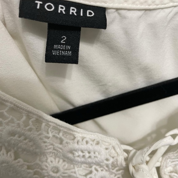 Torrid White Womens 2X Sleeveless Ruffled Tie Front Blouse with Stretch - Picture 4 of 6